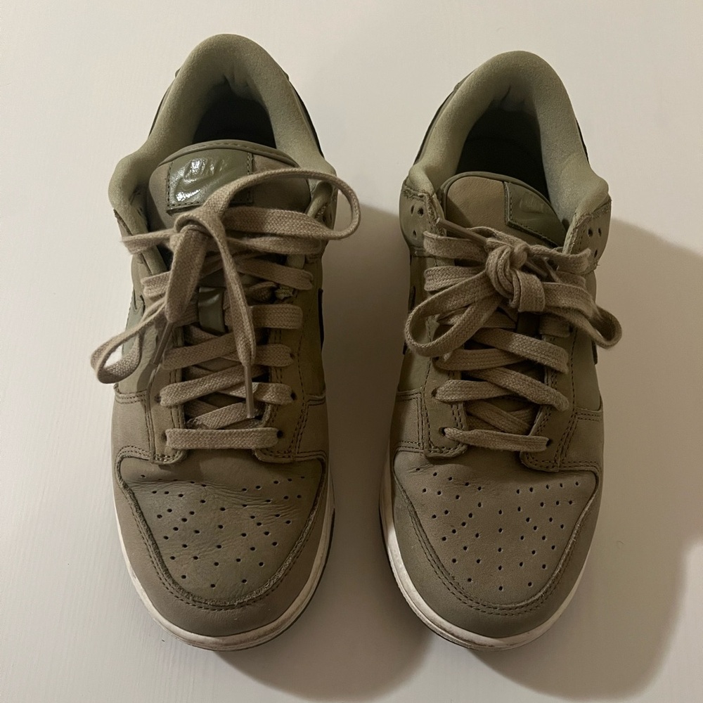 Nike Low Dunk in Olive green